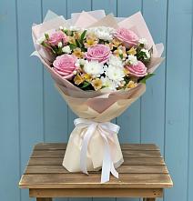 Букет цветов из:  Гвоздики, Орхидеи и Розы в Вардане