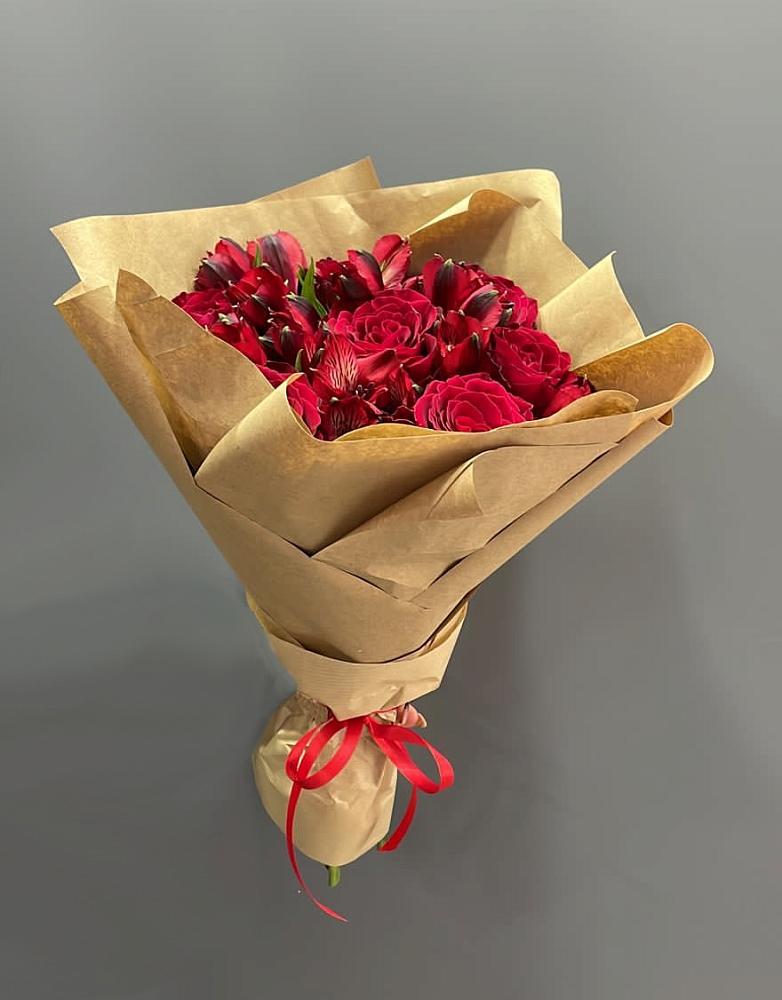 Букет цветов из: Альстромерии и Розы в Вардане