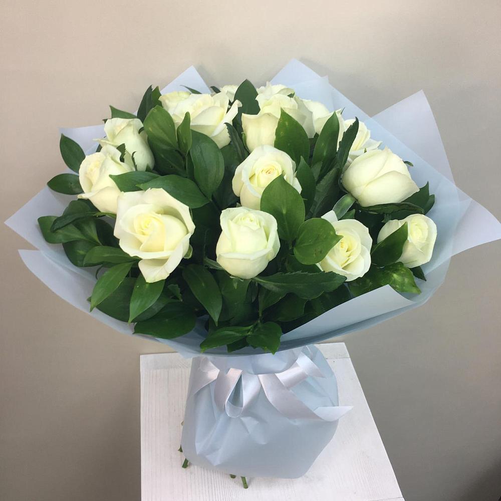 Букет 15 Белых роз Проуд в Вардане