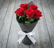 Букет 5 Красных роз Эдлесс Лав в Вардане