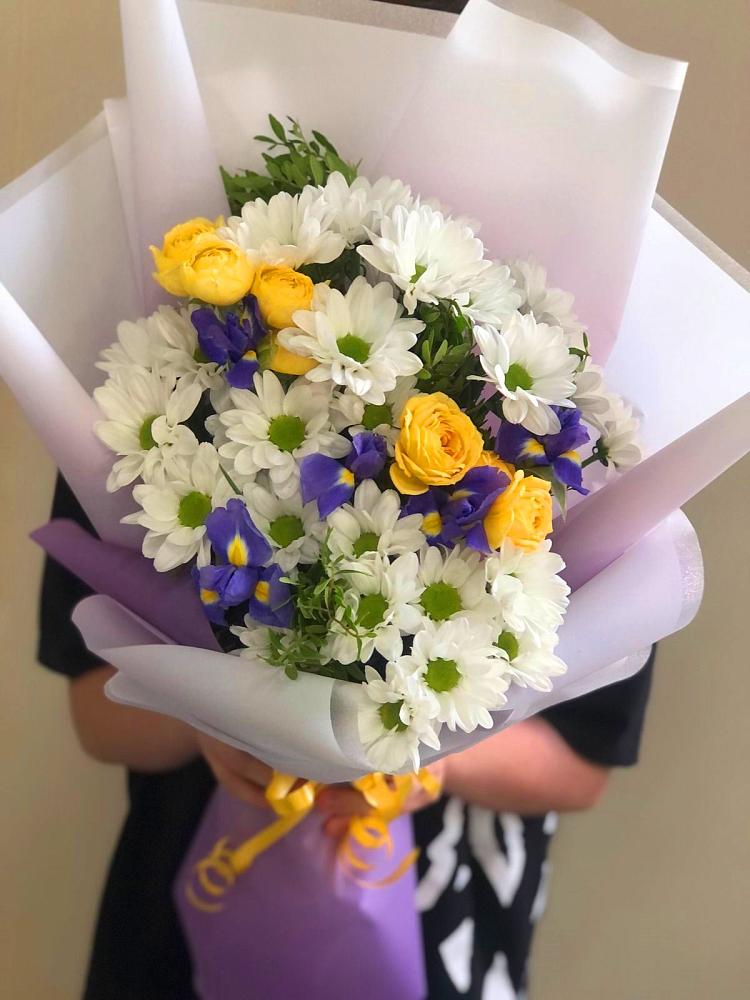 Букет цветов из: Ирисы, Хризантемы и Розы в Вардане