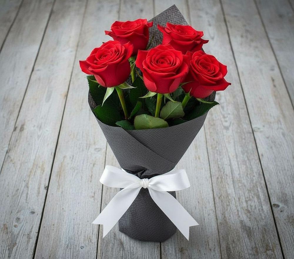 Букет 5 Красных роз Эдлесс Лав в Вардане