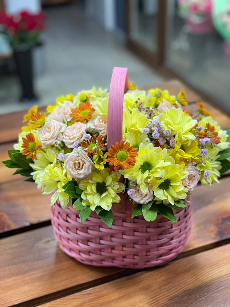 Цветочная композиция из Хризантемы и Розы в корзине в Вардане
