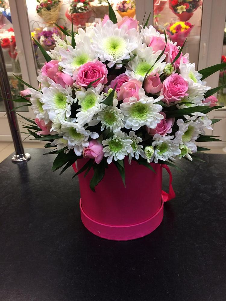 Цветочная композиция из Розы и Хризантемы в шляпной коробке в Вардане