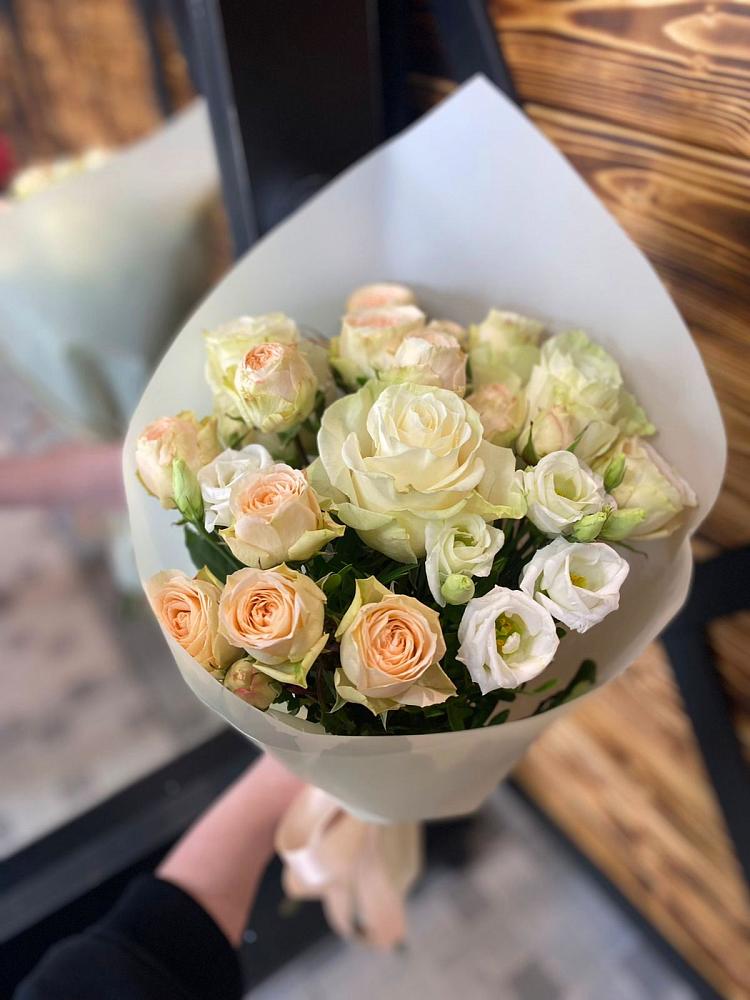 Букет цветов из: Розы и Лизиантусы в Вардане